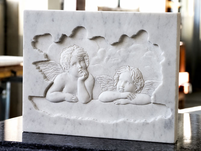 Decorazione in bassorilievo su una lapide in marmo