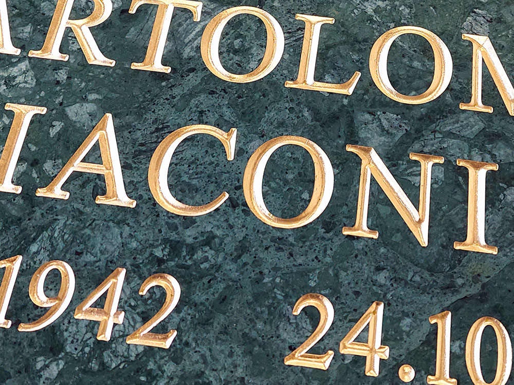 Dediche funerarie dorate Milano